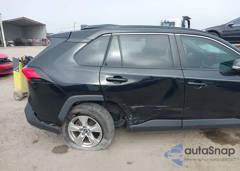 2021 Toyota Rav4 Xle z USA, uszkodzony, nr VIN 2T3W1RFV8MC094033